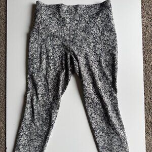 Athleta Salutation II Stash Pocket 7/8 Leggings Size Medium Black White Print
